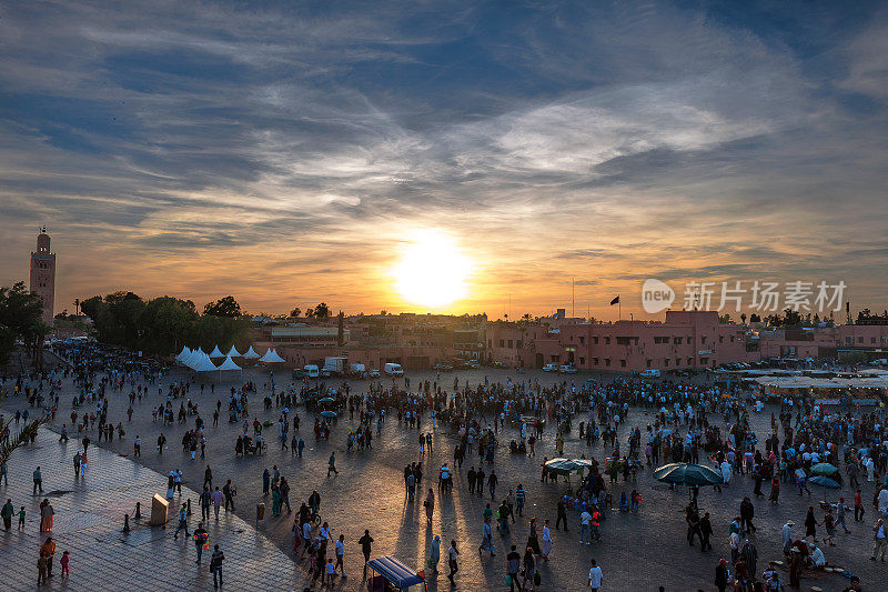 晚上Djemaa El Fna广场与库图比亚清真寺，马拉喀什，摩洛哥